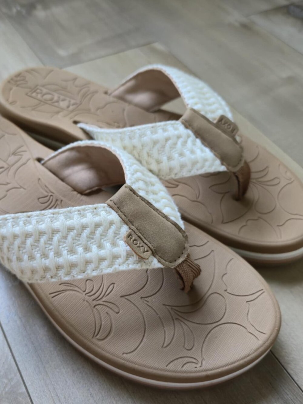 Roxy Woven Thong Sandals | Cream & Tan Beach Flip Flops | Women's Size 8